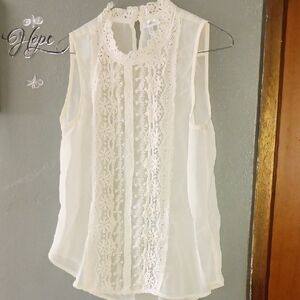 Chic Sleeveless Lace Blouse in Cream